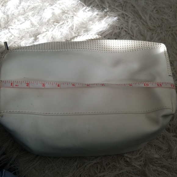 Guess handbag. - Picture 6 of 7